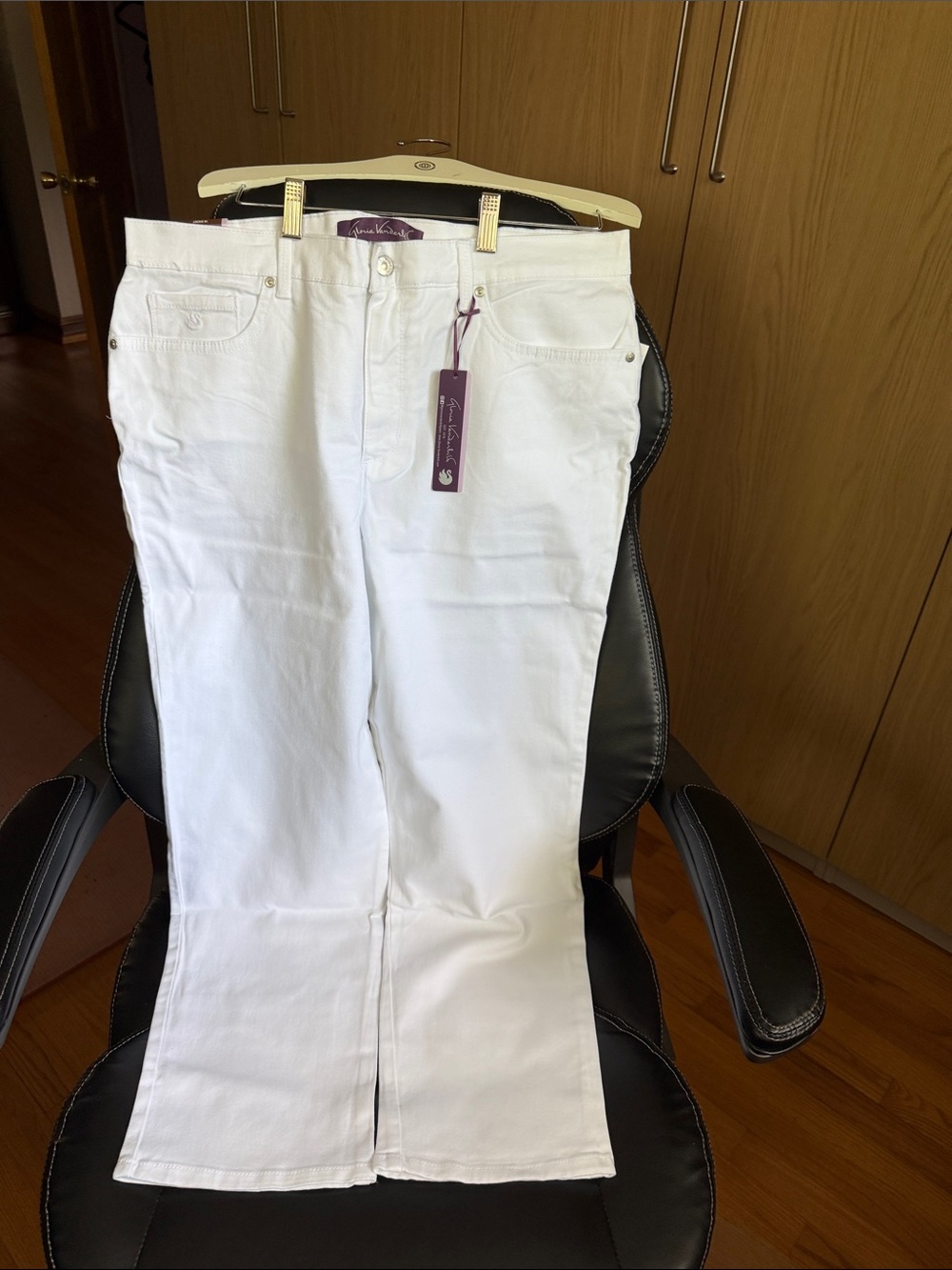 Woman’s White Straight-Leg Jeans